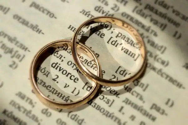 Image of rings removed before divorce mediation Isle of Wight